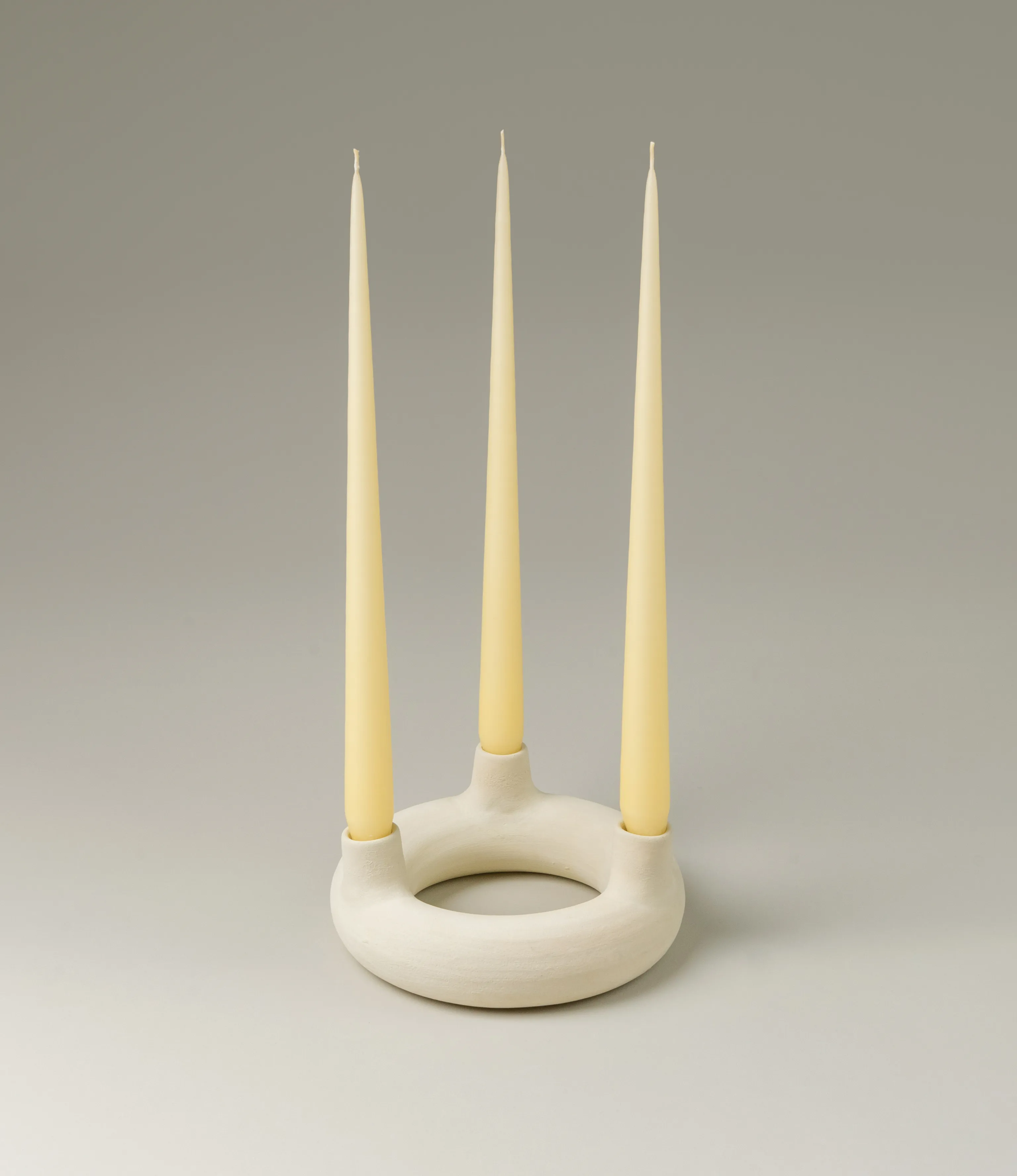 Ester&Erik Taper Candle coming in a buttermilk shade. The product is showcased in use with Rotulis Chandelier Candle Holder from Alfareria La Nava.