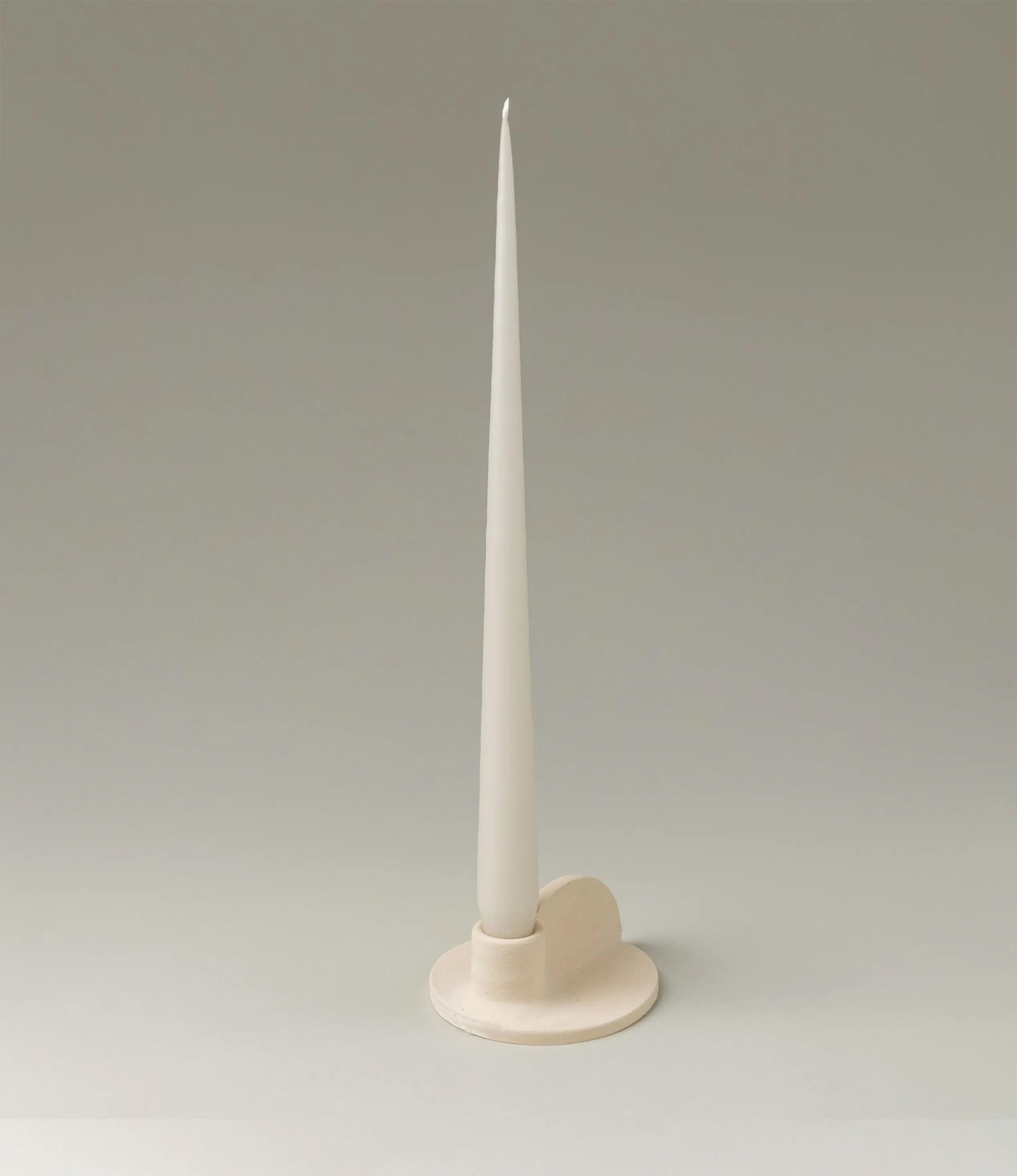 Ester&Erik Taper Candle coming in an an ivory shade. The product is showcased in Myrtha Candleholder from Alfareria La Nava. The subtle withe color fits perfectly the natural shade of the candleholder.