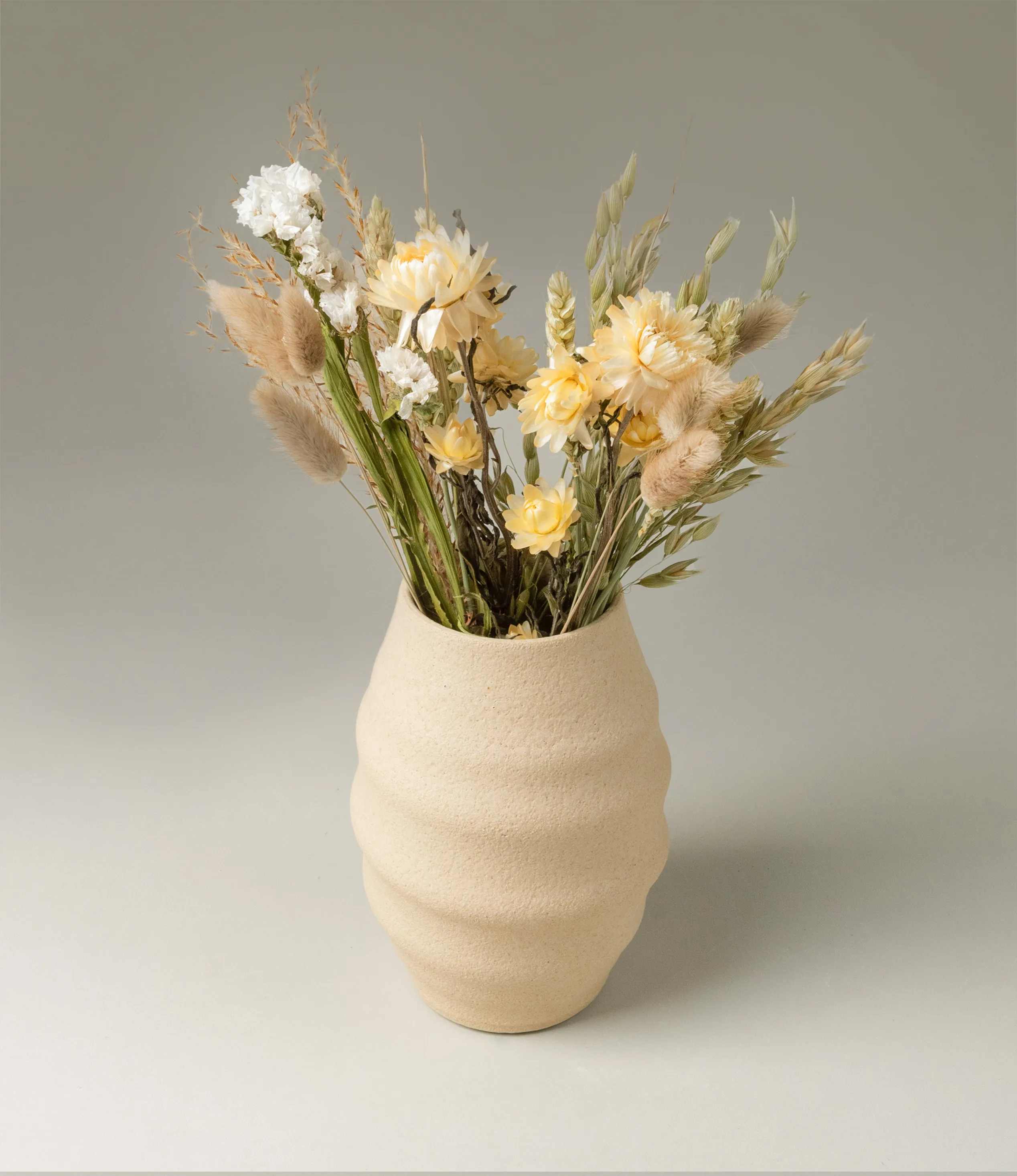 Dried flower bouquet in a neutral color hue. Fits perfectly any vase in any color. In this picture you can see the bouquet placed in Aonia Vase from Ocactuu.