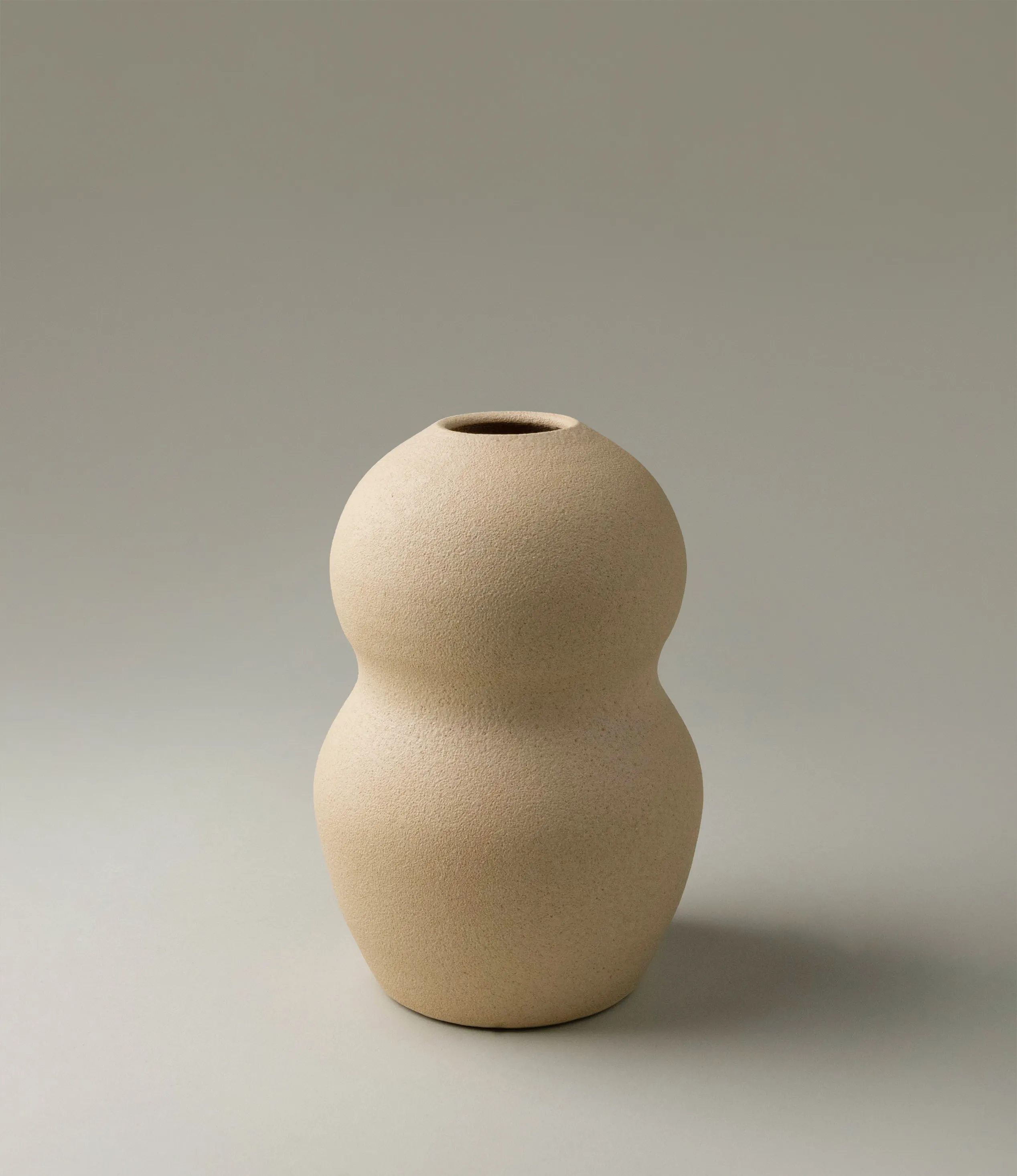Palus Handmade Vase from Ocactuu with a Sand like finishing.