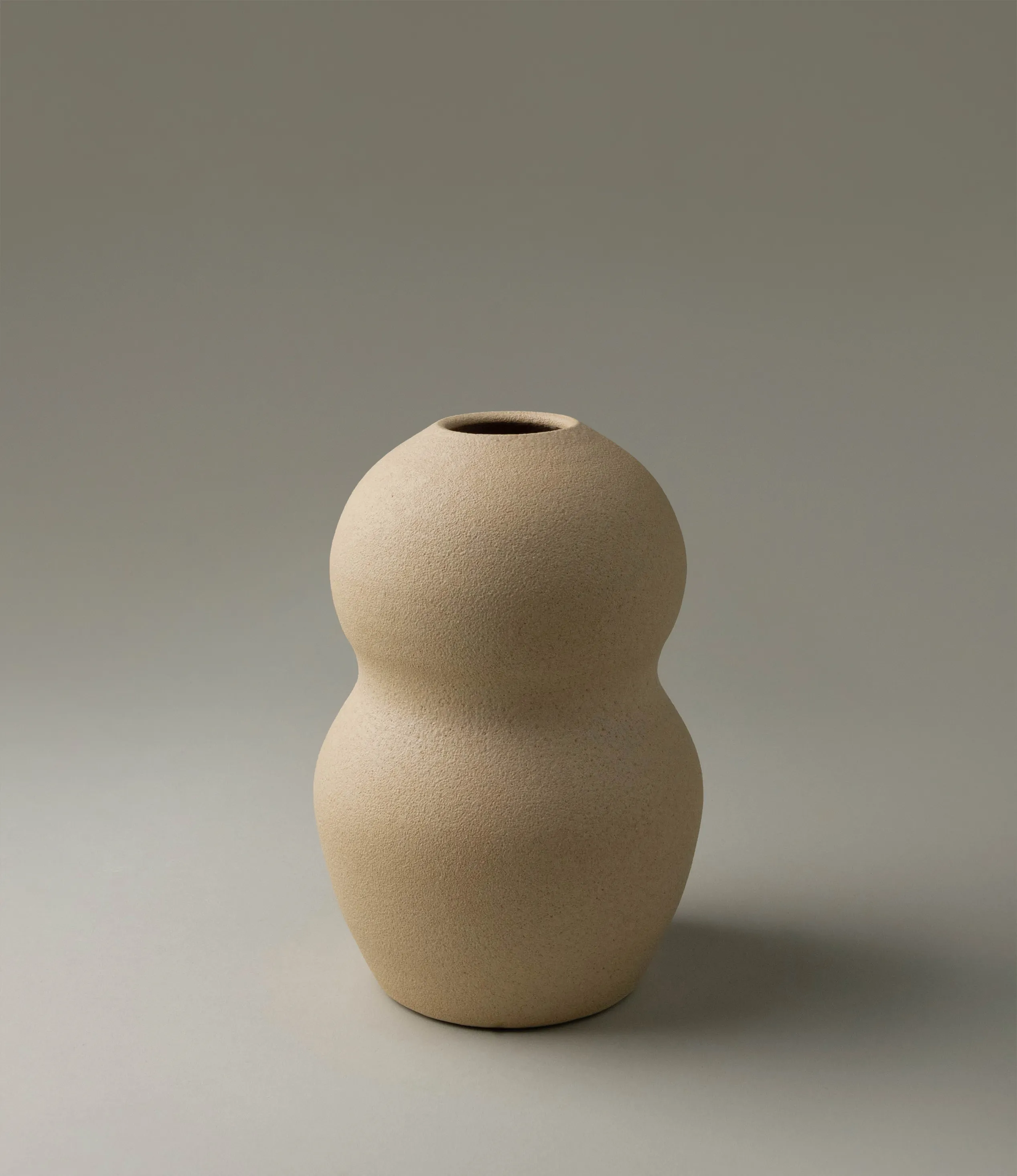 Palus Handmade Vase from Ocactuu with a Sand like finishing.
