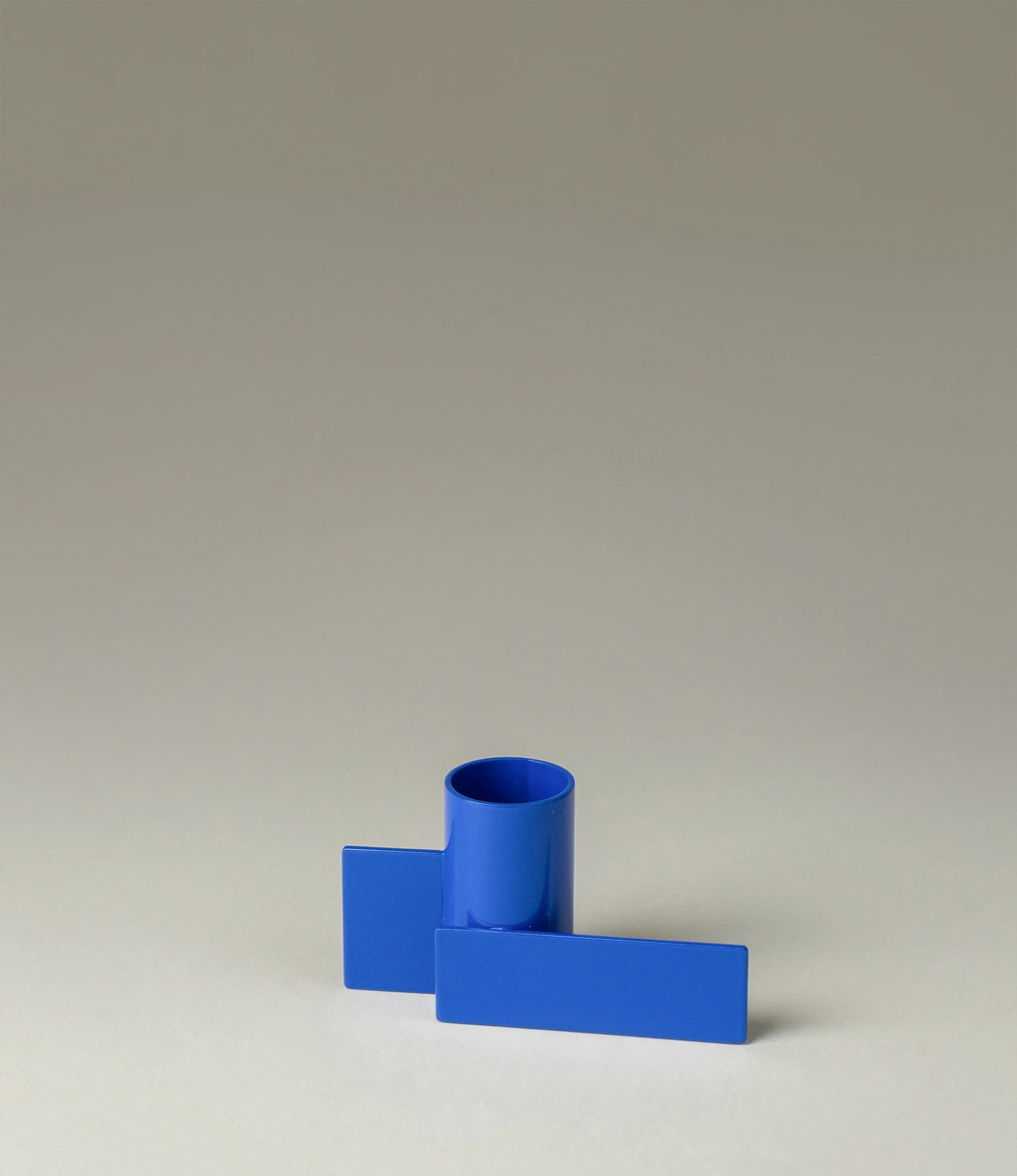 Icon Iysestage 01 is a candle holder from Stences made of steel, painted in blue. The glossy surface of this item emphasize the geometrical shapes of this product. Perfect fit with taper candles.