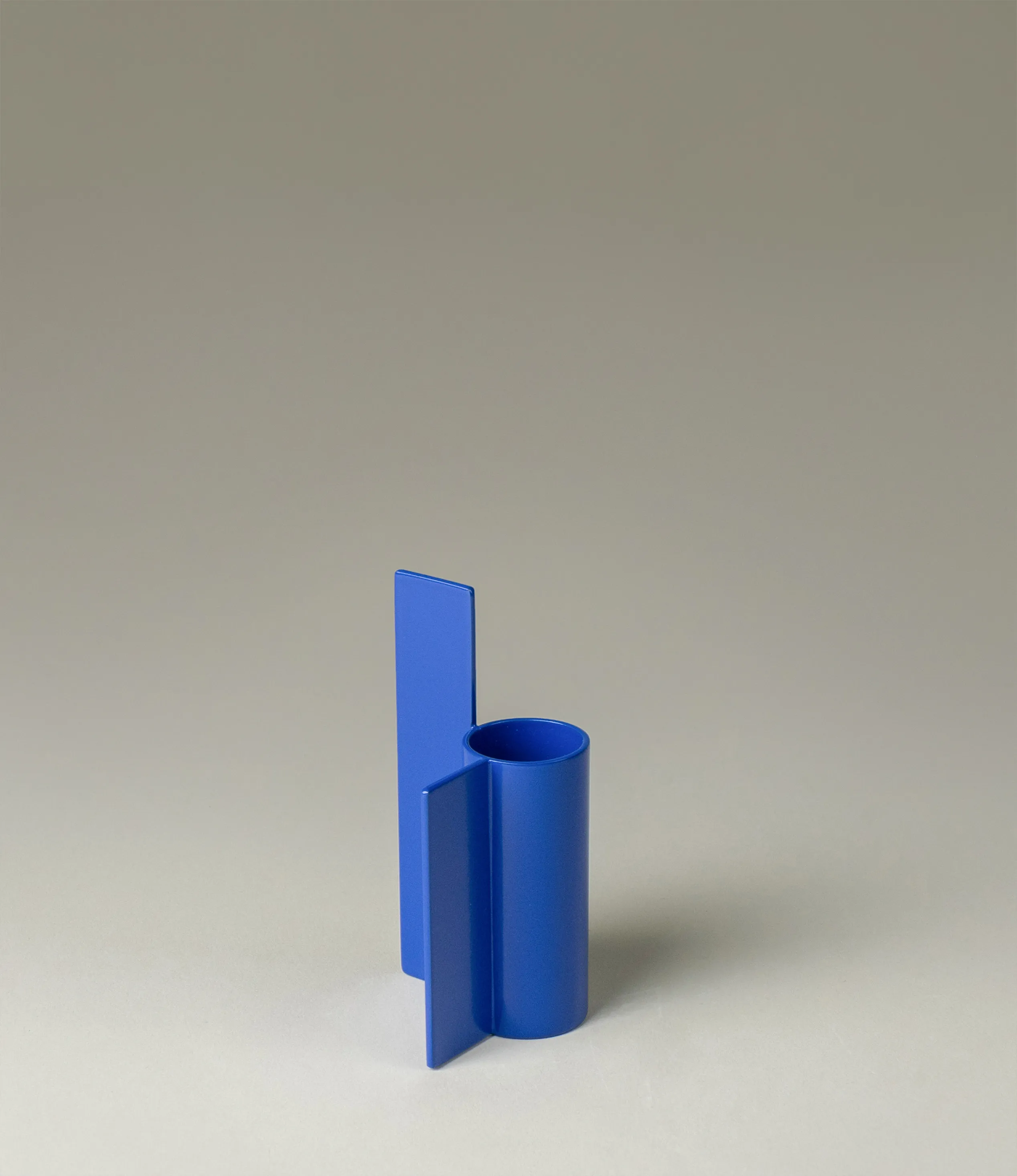 Icon Iysestage 03 from Stences is a candleholder made for taper candles. This picture shows the blue variant of this item. The steel material has a glossy surface which emphasize the soft geometric shapes of the product in question.